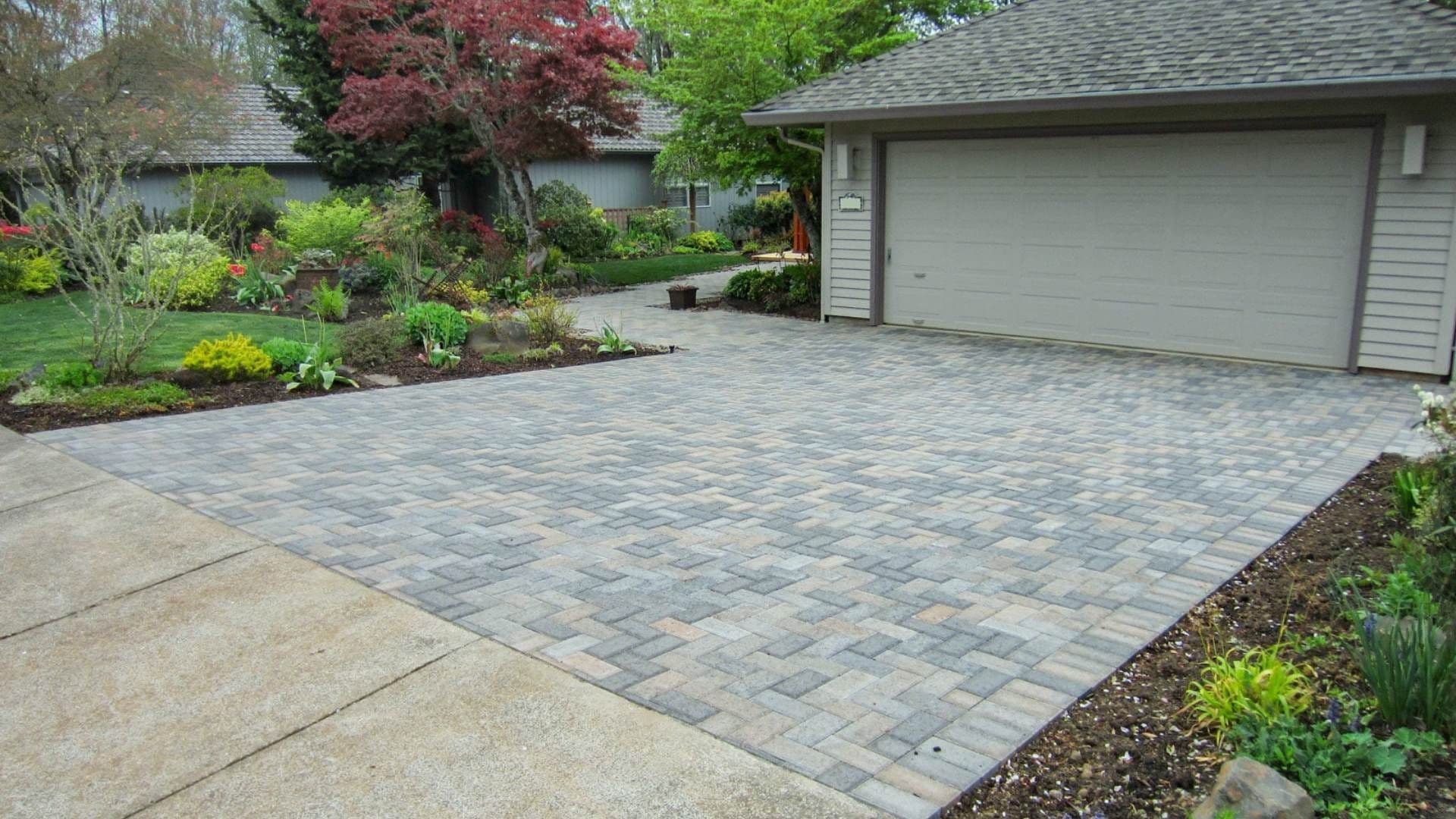 banner-concrete-pavers-installed-for-driveway