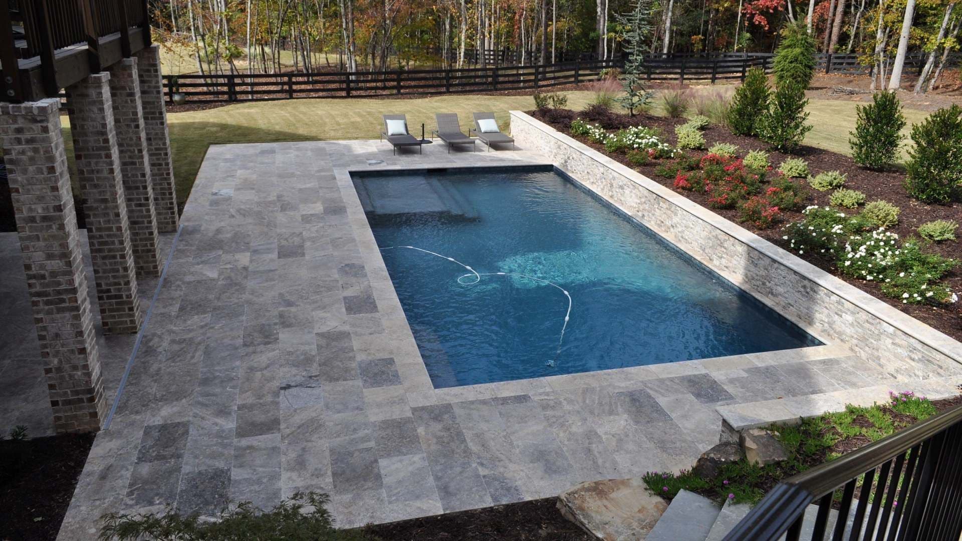 banner-pool-deck-installed-for-large-pool