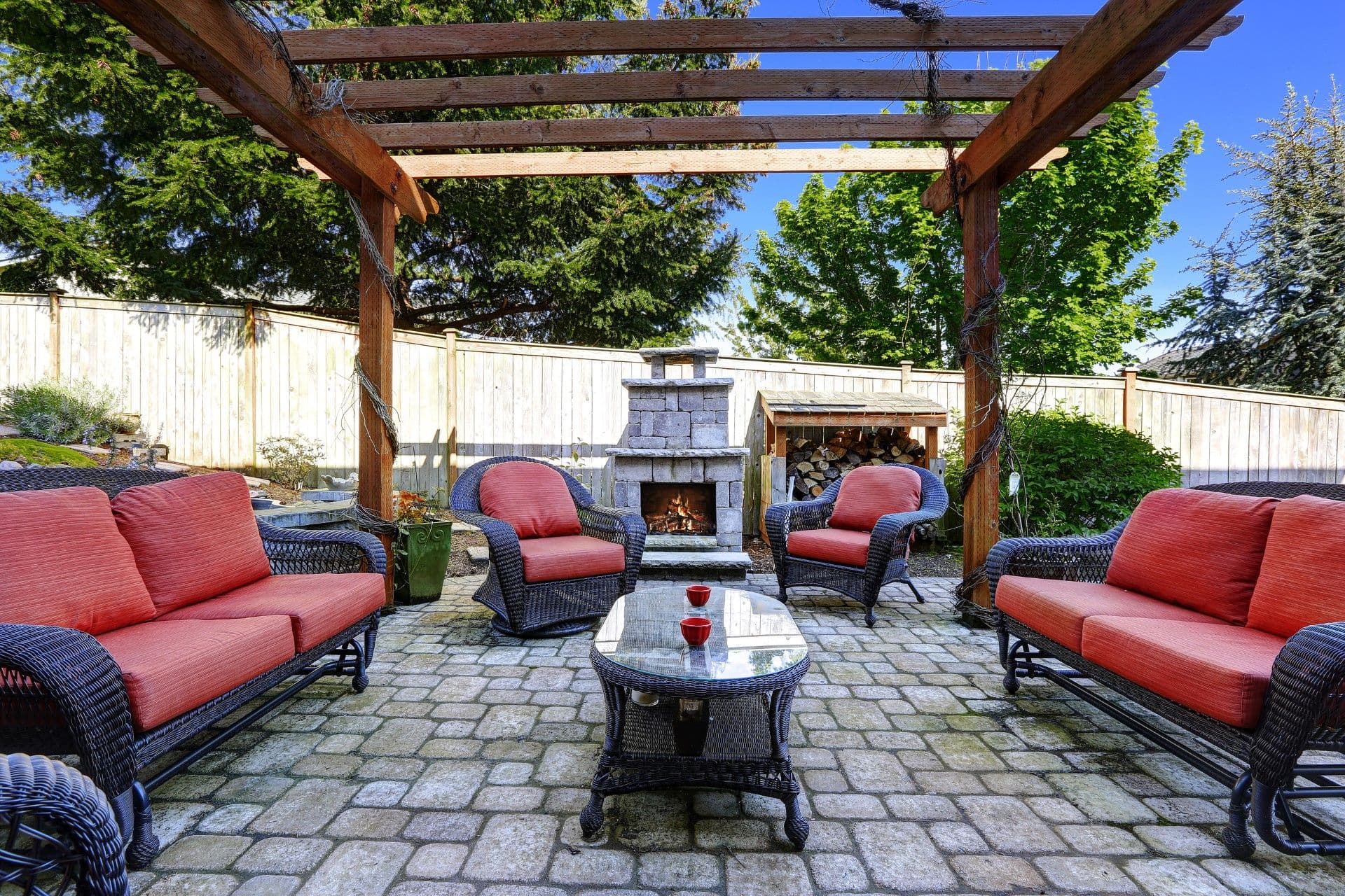 outdoor-kitchen-with-seating-walls-and-patio